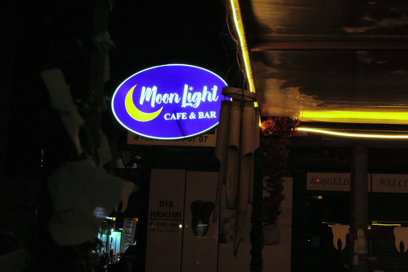 Moon Light Cafe ışıklı neon tabela